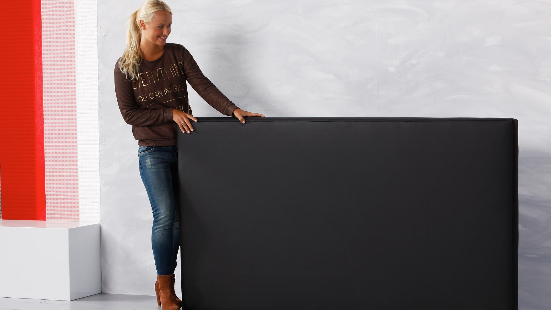 waterbed hoofdbord in zwart lederlook plaatsen