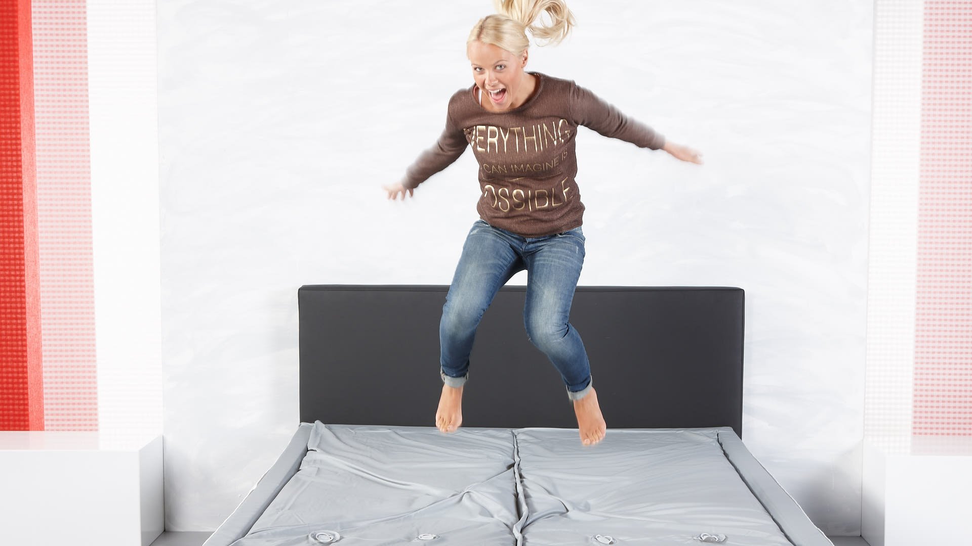 Vrouw springend op waterbed